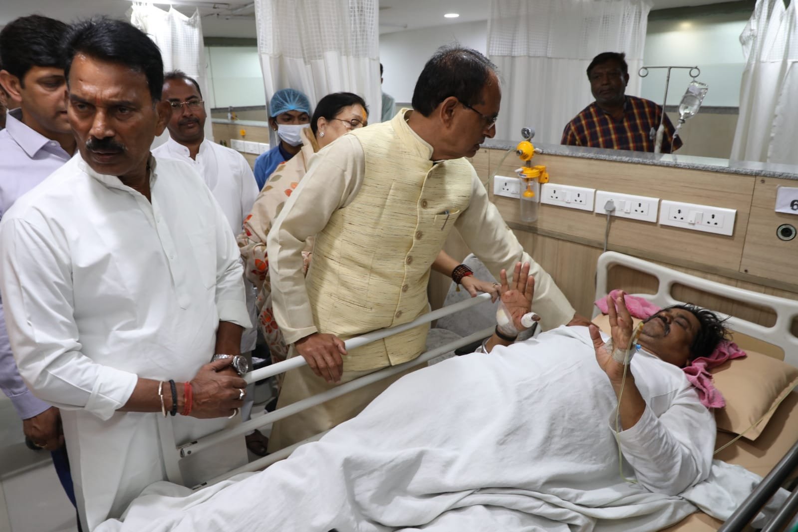 इंदौर बावड़ी हादसाः मुख्यमंत्री शिवराज पहुंचे घटनास्थल, लोगों ने जताया आक्रोश