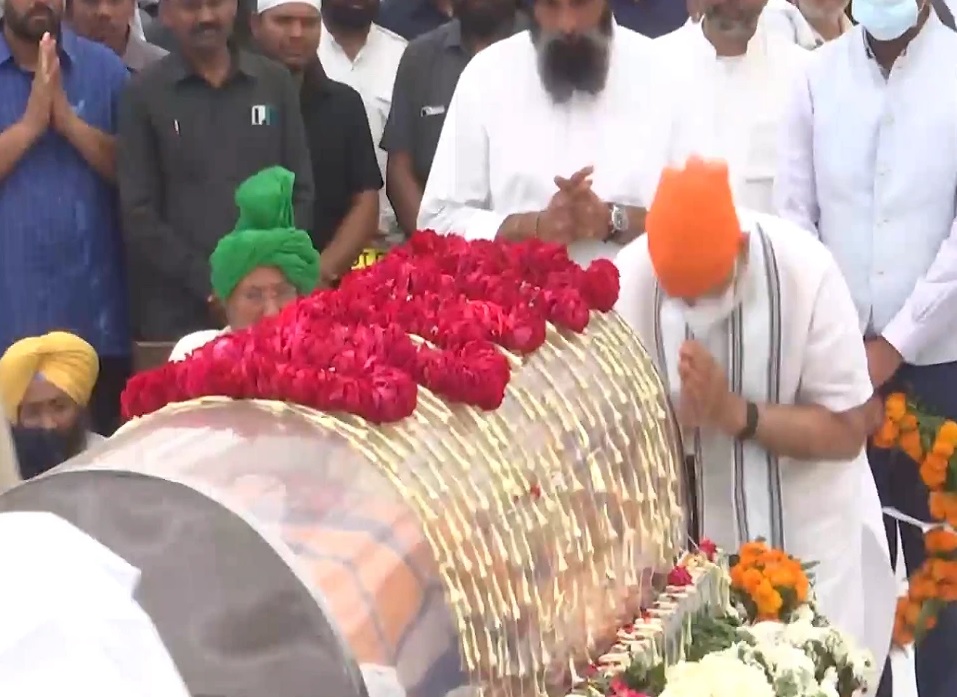 प्रधानमंत्री मोदी पहुंचे चंडीगढ़, प्रकाश सिंह बादल को दी श्रद्धांजलि