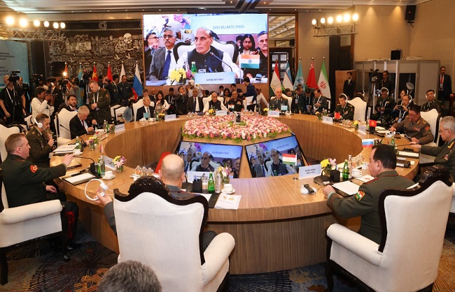 एससीओ देशों से राजनाथ सिंह ने किया आतंकवाद के खिलाफ एकजुट होकर लड़ने का आह्वान