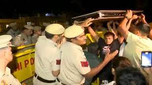 जंतर-मंतर पर देर रात पहलवानों और पुलिस में झड़प, सोमनाथ भारती सहित कई हिरासत में