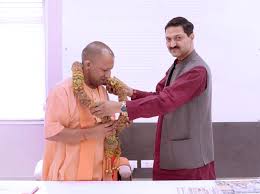 उप्र के मुख्यमंत्री योगी से मिले बीकेटीसी अध्यक्ष अजेंद्र, धाम आने का दिया आमंत्रण