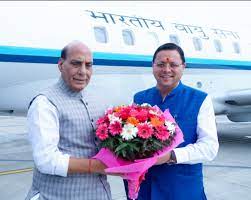 रक्षा मंत्री राजनाथ सिंह पहुंचे दून, मुख्यमंत्री ने किया स्वागत