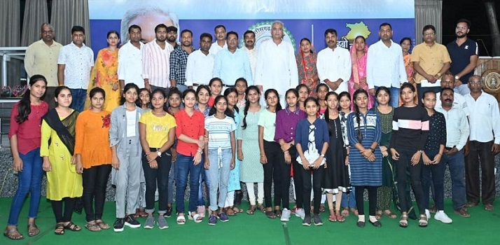 मुख्यमंत्री से शैक्षणिक भ्रमण कर लौटे मेधावी छात्र-छात्राओं ने की भेंट