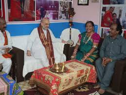 पंडवानी गायिका उषा बारले के यहां अमित शाह ने लिया छत्तीसगढ़ी व्यंजनों का स्वाद