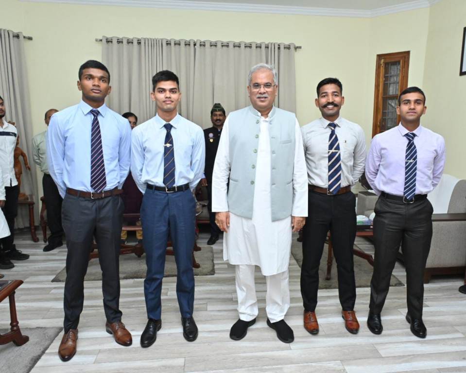 मुख्यमंत्री से थल सेना में नवनियुक्त लेफ्टिनेंट अधिकारियों ने की मुलाकात