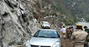 बारिश बनी आफत, बदरीनाथ हाइवे पर पहाड़ी से आया भारी मलबा, छिनका में मार्ग अवरुद्ध