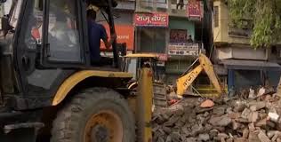 दिल्ली के भजनपुरा में अनधिकृत जमीन पर बने मंदिर और मजार को हटाया गया