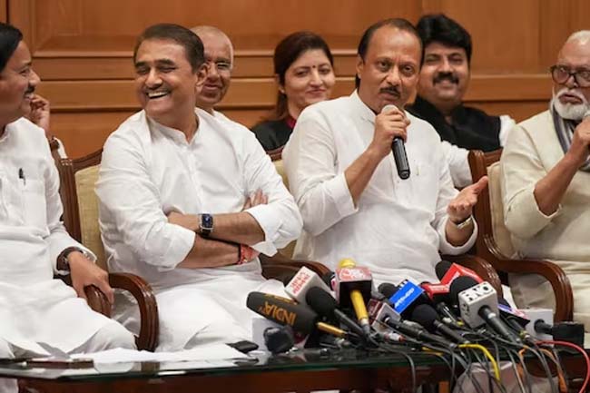 अजीत पवार गुट ने नासिक राकांपा कार्यालय पर जमाया कब्जा