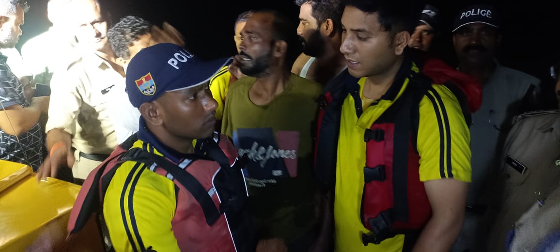 एसडीआरएफ ने पौड़ी में नदी में फंसे कार सवार व्यक्ति को बचाया, तीन की तलाश जारी