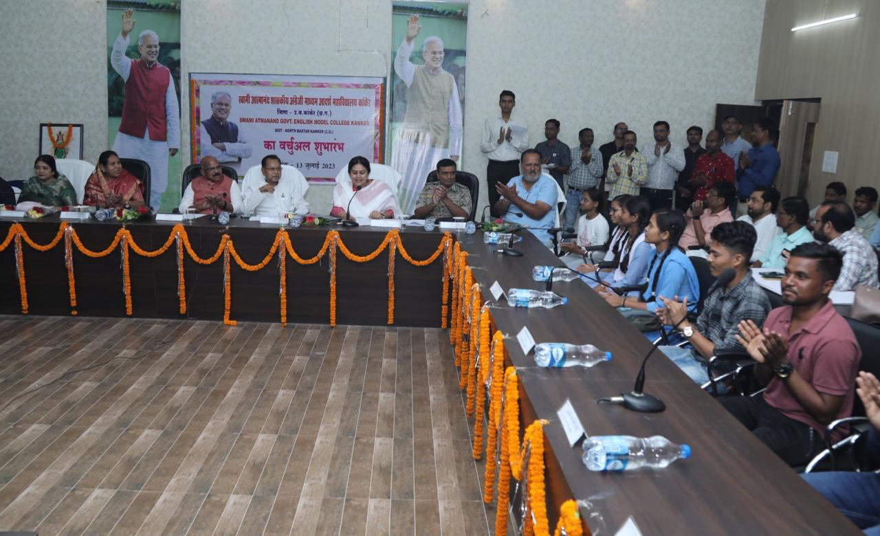 रायपुर : माननीय मुख्यमंत्री श्री भूपेश बघेल से जिले में शिक्षा ''हमर लक्ष्य'' अभियान के तहत चयनित छात्रों ने बातचीत की