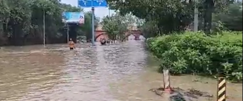 दिल्ली में रविवार तक स्कूल और विवि बंद, दफ्तरों में भी 'वर्क फ्राम होम' पर जोर