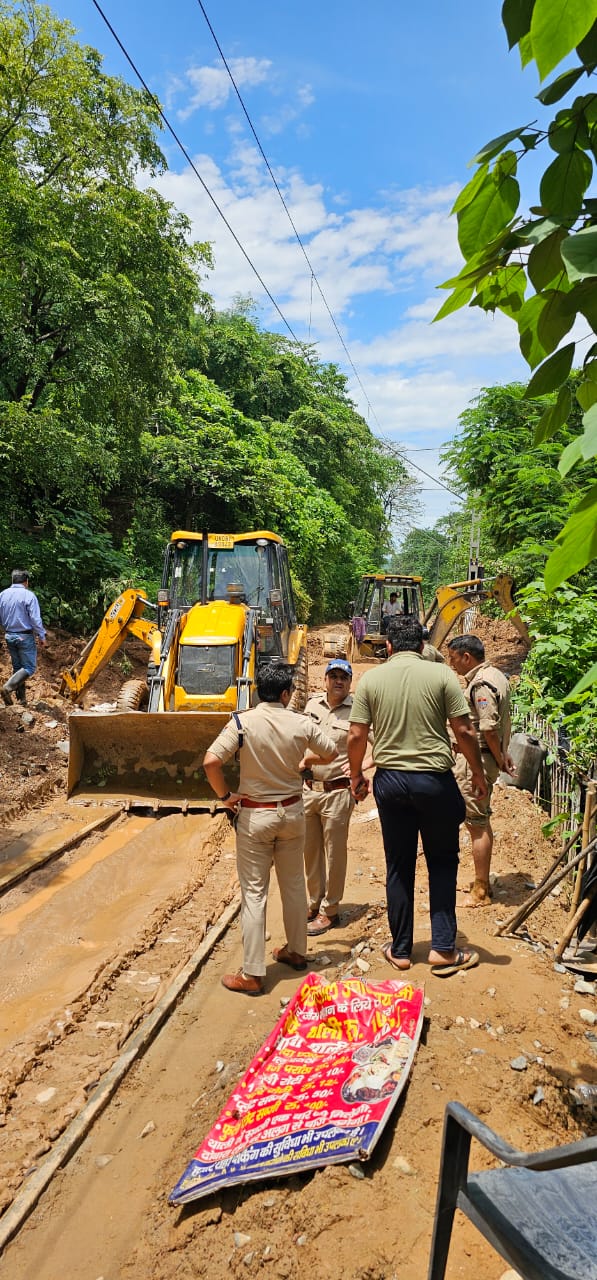 उत्तराखंड : हरिद्वार रेलवे ट्रैक पर मलबा आने से कई ट्रेनें रद्द