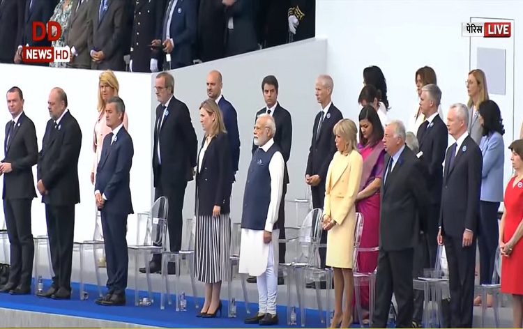 प्रधानमंत्री नरेंद्र मोदी ने पेरिस में बैस्टिल डे परेड में सम्मानित अतिथि के रूप में भाग लिया
