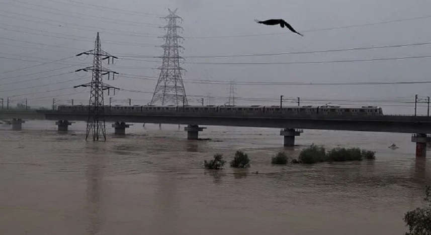 दिल्ली में यमुना नदी का जलस्तर घटा, बाढ़ का खतरा बरकरार