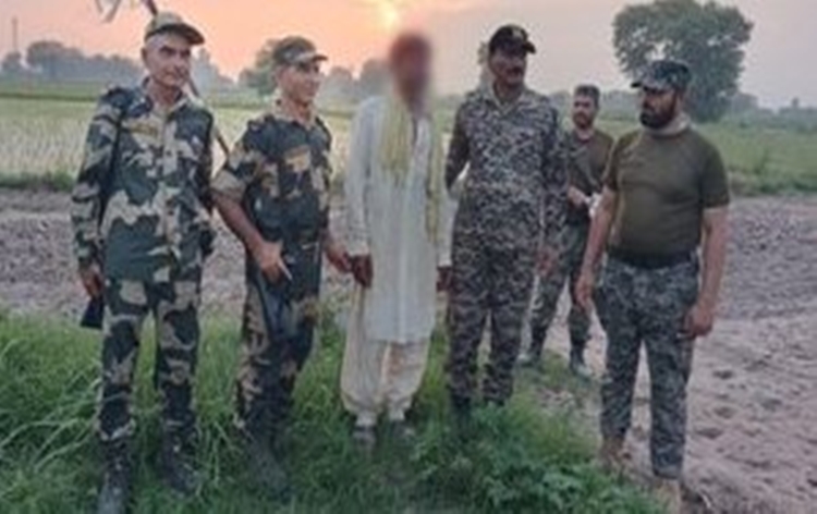 बीएसएफ के जवानों ने पंजाब में अंतरराष्ट्रीय सीमा पार कर भारतीय सीमा में घुसने वाले एक पाकिस्तानी को हिरासत में लिया