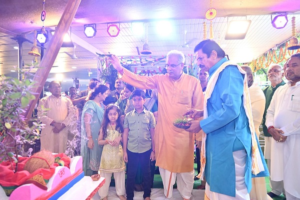 सीएम बघेल ने हरेली पर्व पर सपरिवार की कृषि यंत्रों की पूजा