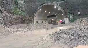 रामबन में भूस्खलन के चलते जम्मू-श्रीनगर राष्ट्रीय राजमार्ग पर यातायात निलंबित