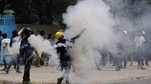 मणिपुर में महिलाओं का जबरदस्त प्रदर्शन, हटाने के लिए पुलिस ने छोड़े आंसू गैस के गोले