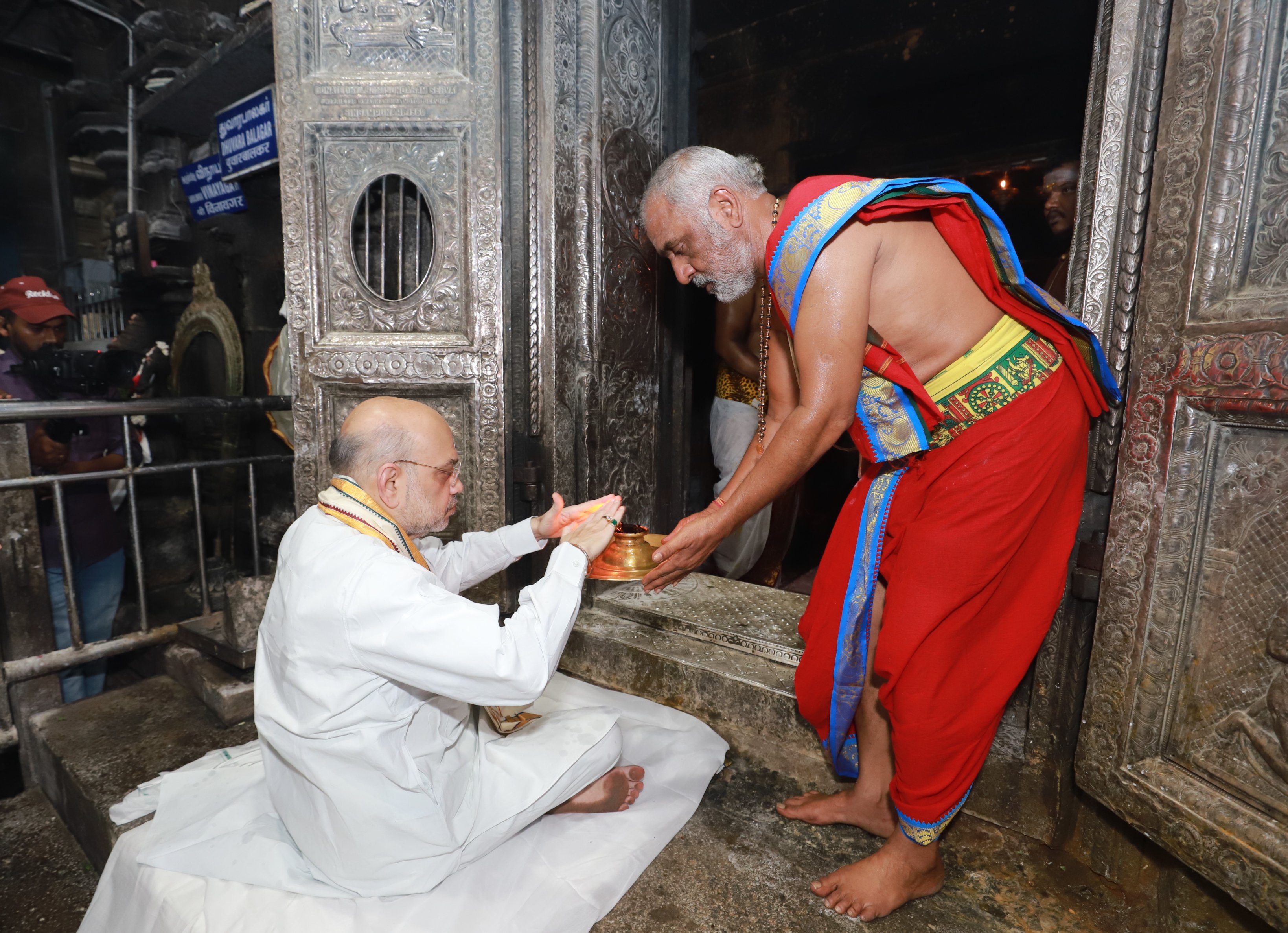 केंद्रीय गृह मंत्री अमित शाह ने रामेश्वरम मंदिर में राष्ट्र की खुशहाली व समृद्धि के लिए की प्रार्थना