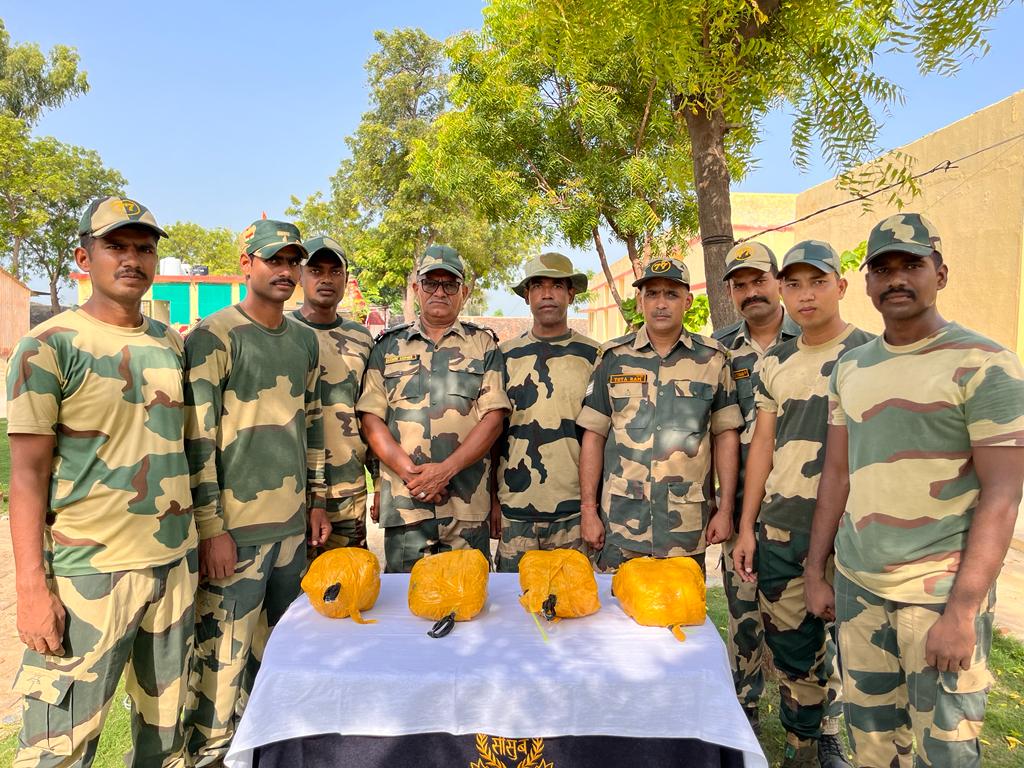 बीएसएफ ने भारत-पाकिस्तान अंतरराष्ट्रीय सीमा पर बरामद की चार पैकेट्स हेरोइन