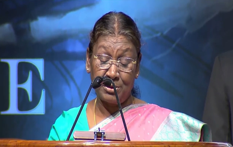 राष्ट्रपति द्रोपदी मुर्मू ने कहा- एक राष्&zwj;ट्र एक डिजिटल पुस्तकालय की परिकल्&zwj;पना को साकार करने के लिए भारत का राष्ट्रीय वर्चुअल पुस्तकालय विकसित किया जा रहा है