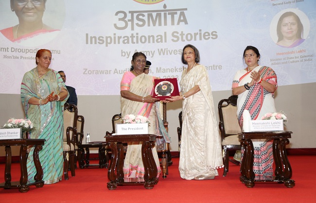 राष्ट्रपति मुर्मू ने सेना पत्नी कल्याण संघ के 'अस्मिता' उत्सव की शोभा बढ़ाई