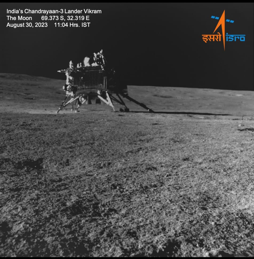 प्रज्ञान रोवर ने भेजी विक्रम लैंडर की ताजा तस्वीरें