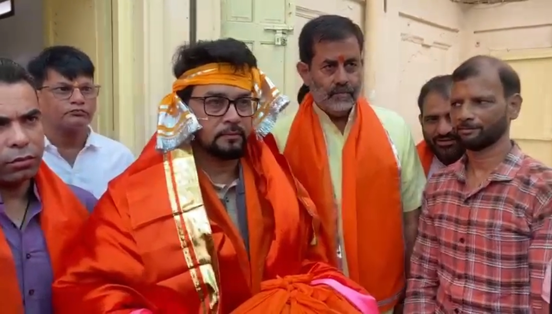 अनुराग ठाकुर पहुंचे नाथद्वारा, श्रीनाथजी के किए दर्शन