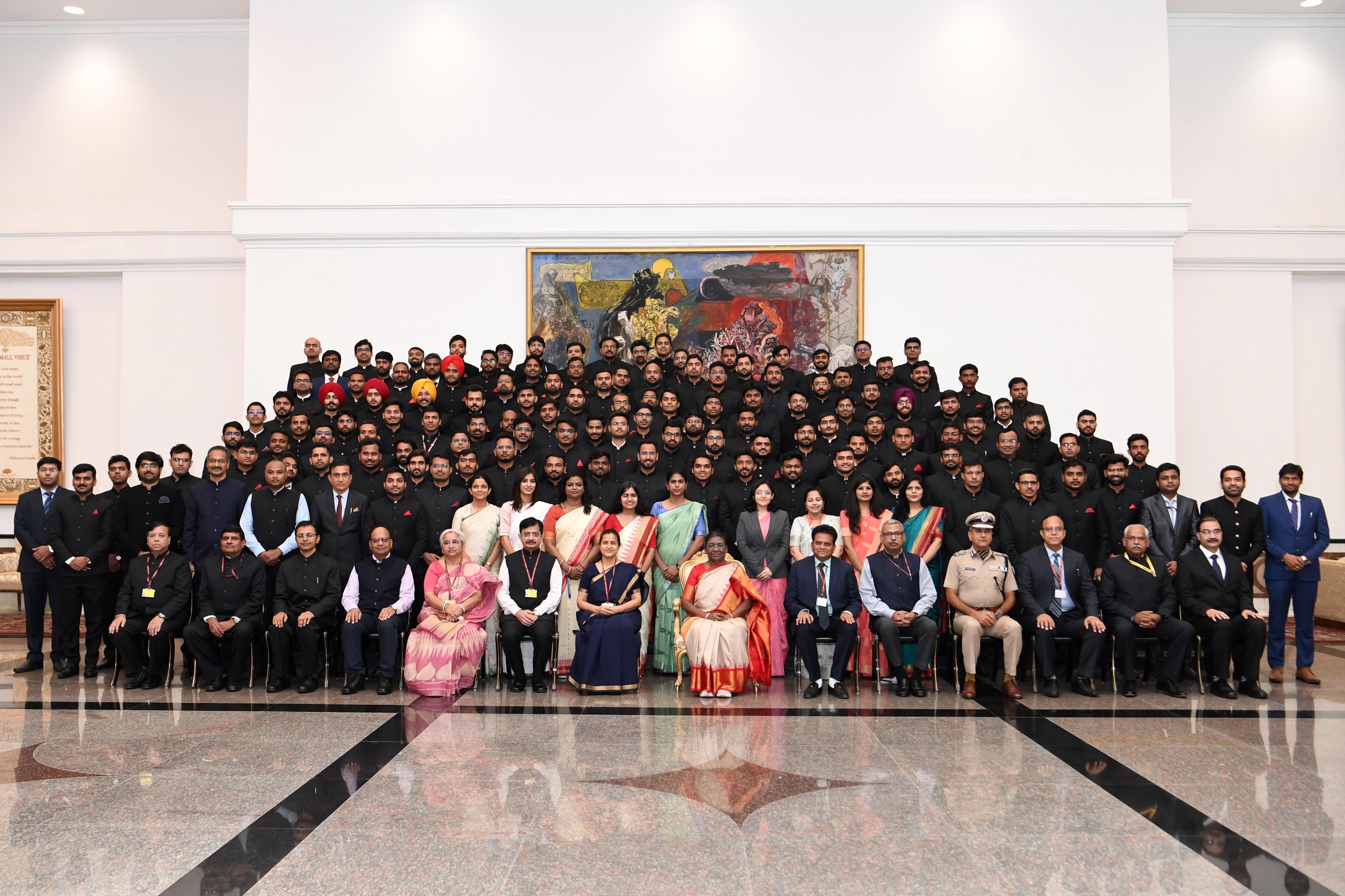 रेल, सड़क, हवाई और जल परिवहन को समग्र दृष्टिकोण से निपटाया जाना चाहिए: राष्ट्रपति