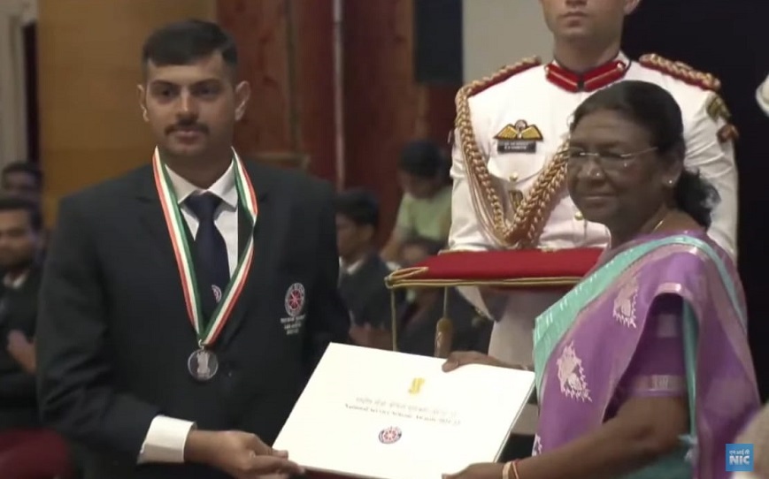 पहली बार दिल्ली ने जीता एनएसएस पुरस्कार, स्वयंसेवक अनुज को राष्ट्रपति ने किया सम्मानित