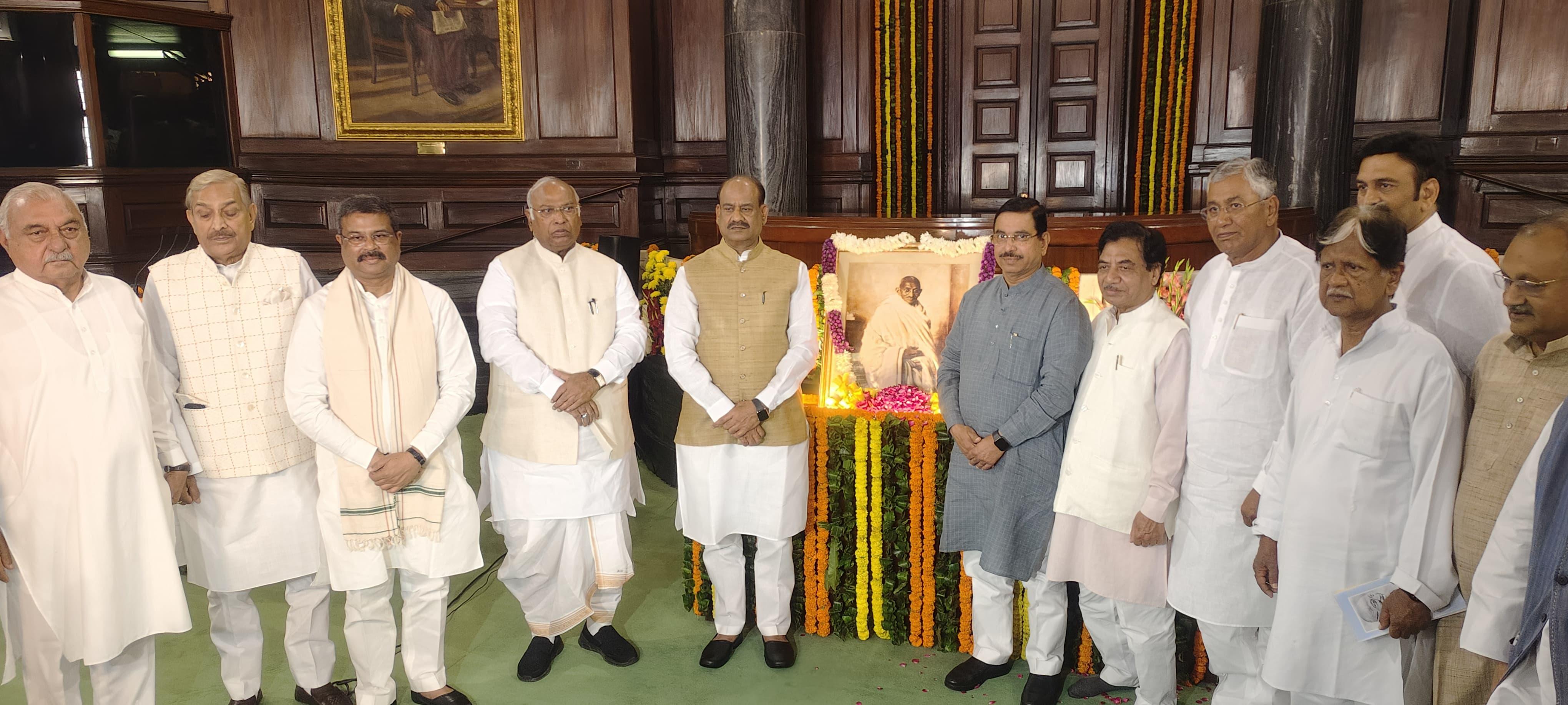 महात्मा गांधी और लाल बहादुर शास्त्री को कांग्रेस नेताओं ने किया याद