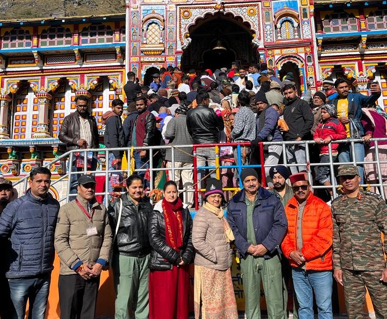 एयर चीफ मार्शल चौधरी ने परिवार के साथ की बदरी-केदार की पूजा-अर्चना, की देश की खुशहाली कामना