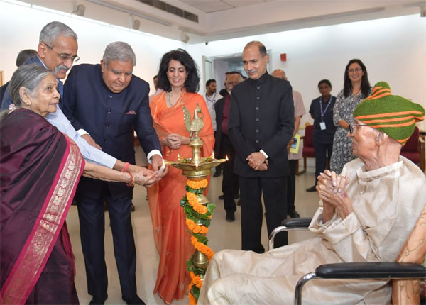 उपराष्ट्रपति ने किया चारुमती निर्वाण की बाघों पर प्रदर्शनी का उद्घाटन