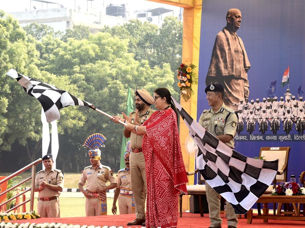 सीआरपीएफ महिला बाइकर्स की टीम को स्मृति ईरानी ने हरी झंडी दिखा कर गुजरात किया रवाना