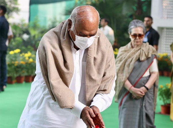 खड़गे, सोनिया, राहुल ने पुण्यतिथि पर इंदिरा गांधी को अर्पित की पुष्पांजलि