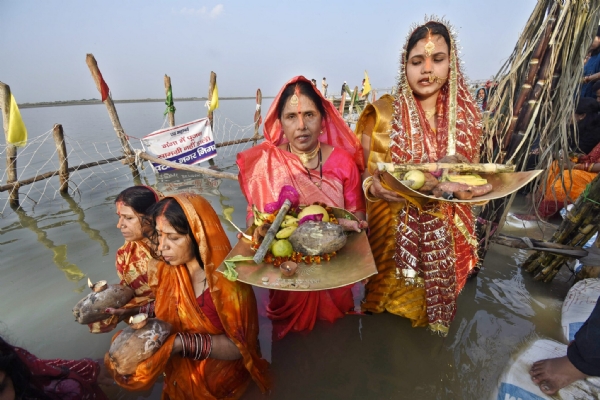 पश्चिम बंगाल में अस्ताचलगामी सूर्य को अर्घ्य देने के लिए घाटों पर उमड़े श्रद्धालु