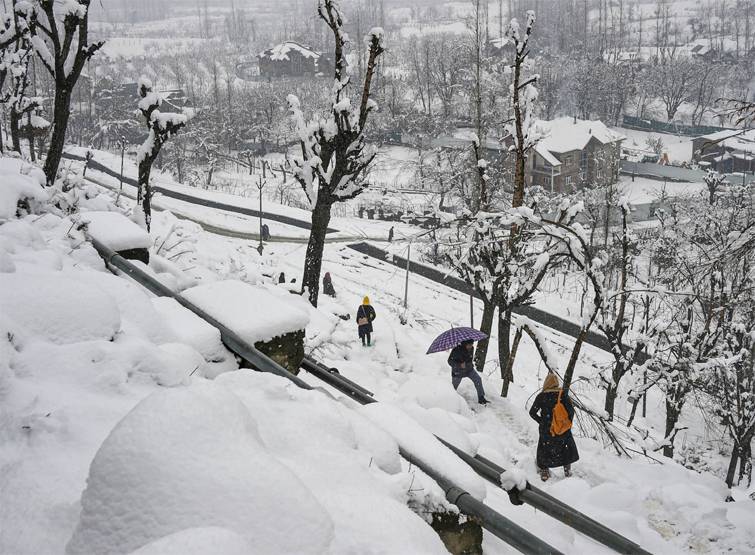 हिमाचल की चोटियों पर बर्फबारी, मैदानी भागों में बारिश से बढ़ी ठिठुरन