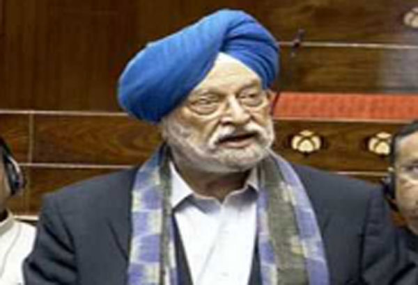 दो वर्षाें में पेट्रोल की कीमतों में 11 प्रतिशत की कमी: पुरी