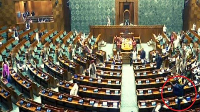 संसद की सुरक्षा में चूक व सांसदों के निलंबन के विरोध में विपक्ष ने किया प्रदर्शन