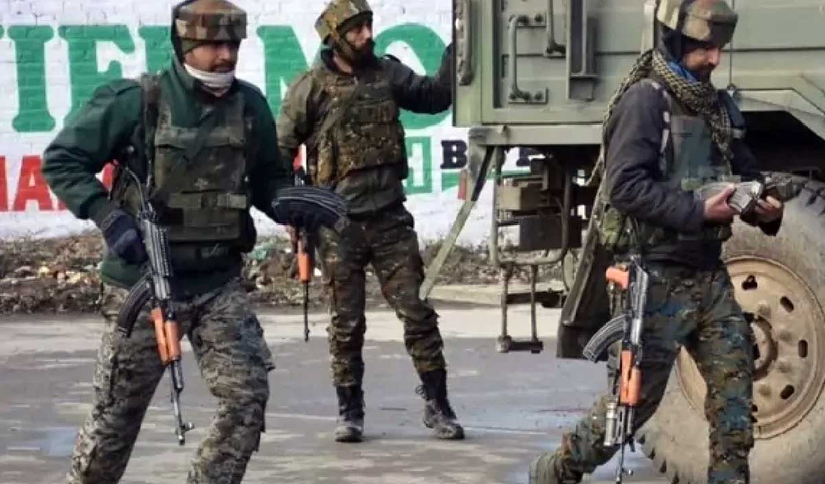  जम्मू-कश्मीर में आतंकियों ने सेना की गाड़ियों पर किया हमला, 3 जवान शहीद, तीन घायल