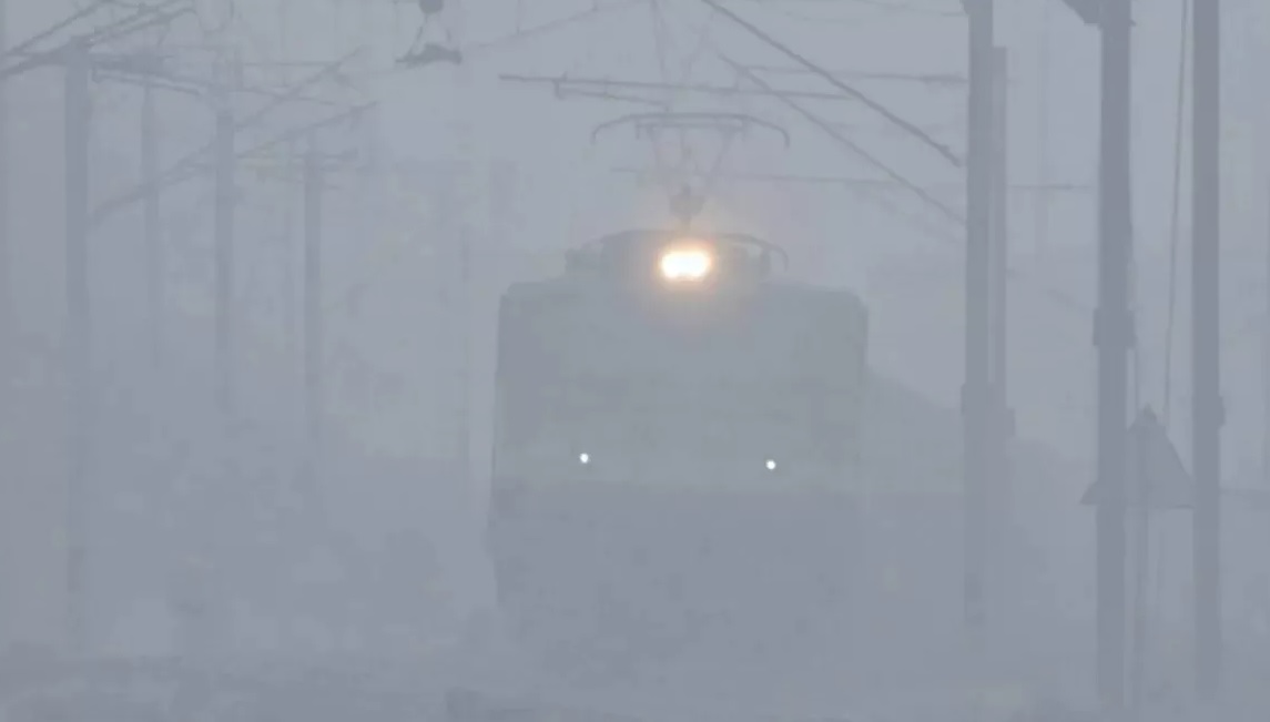 कोहरे ने लगाया रेलगाड़ियों की रफ्तार पर ब्रेक, आज दिल्ली पहुंचने वाली 23 ट्रेन लेट