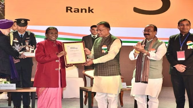 स्वच्छ सर्वेक्षण में छत्तीसगढ़ पुरस्कृत : राष्ट्रपति के हाथों सीएम साय ने ग्रहण किया पुरस्&zwj;कार