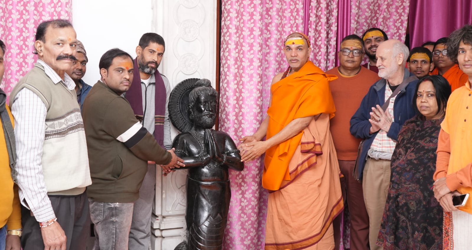 स्वामी अविमुक्तेश्वरानंद ने नागकूप महंत को सौंपा महर्षि पतंजलि का विग्रह