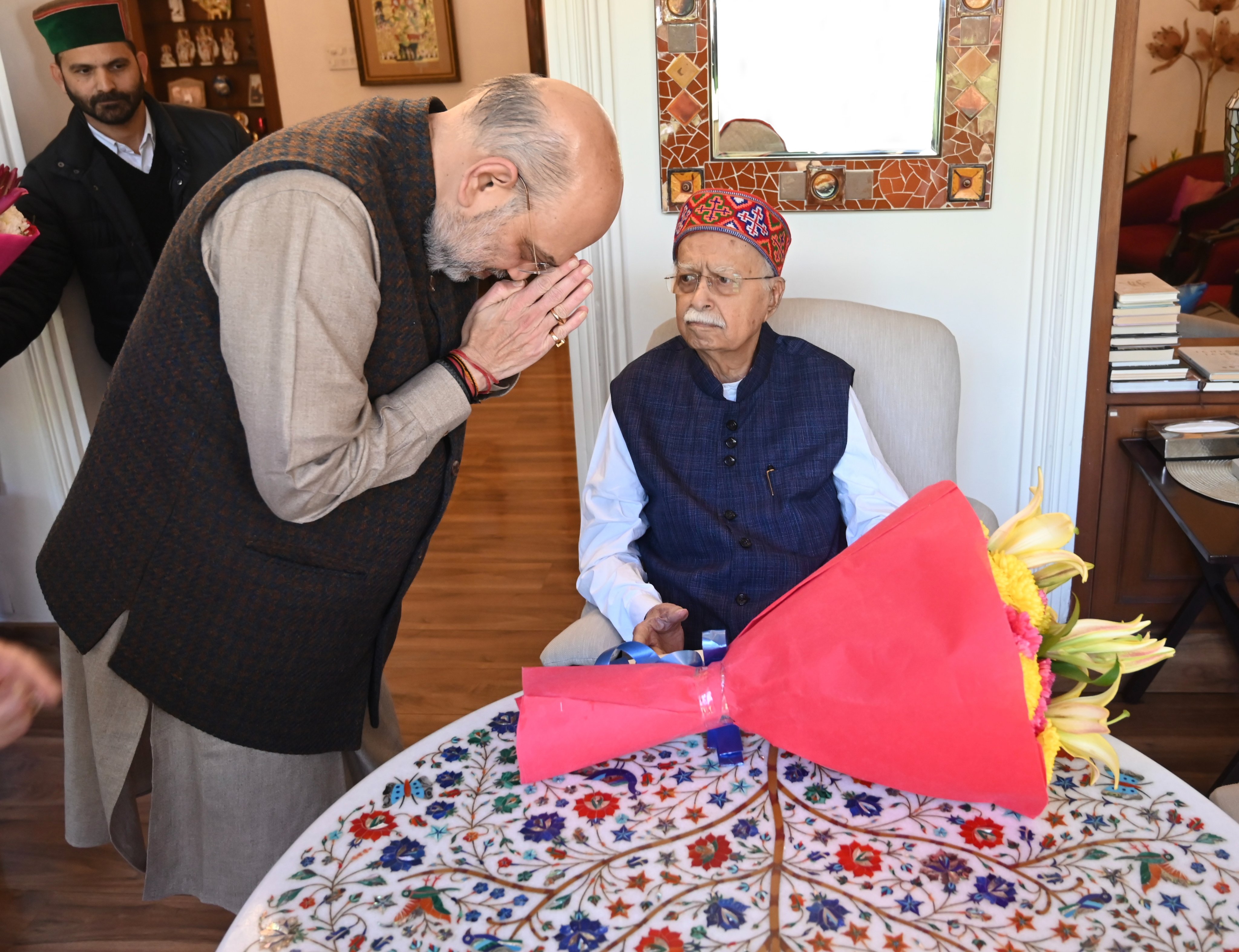 अमित शाह ने की लालकृष्ण आडवाणी से मुलाकात