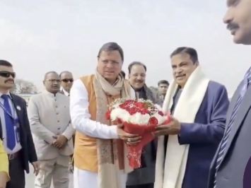 केंद्रीय मंत्री गडकरी पहुंचे उत्तराखंड, मुख्यमंत्री ने किया स्वागत