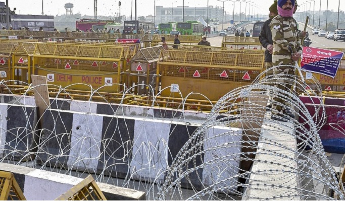 किसानों के दिल्ली कूच की जिद पर पुलिस ने राष्ट्रीय राजधानी की सभी सीमाओं पर सुरक्षा और कड़ी की
