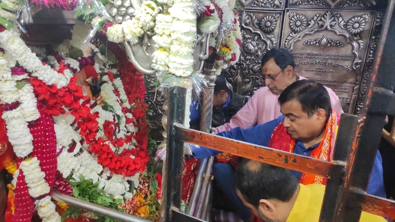 मीरजापुर पहुंचे केंद्रीय मंत्री गडकरी, विंध्य दरबार में की पूजा-अर्चना