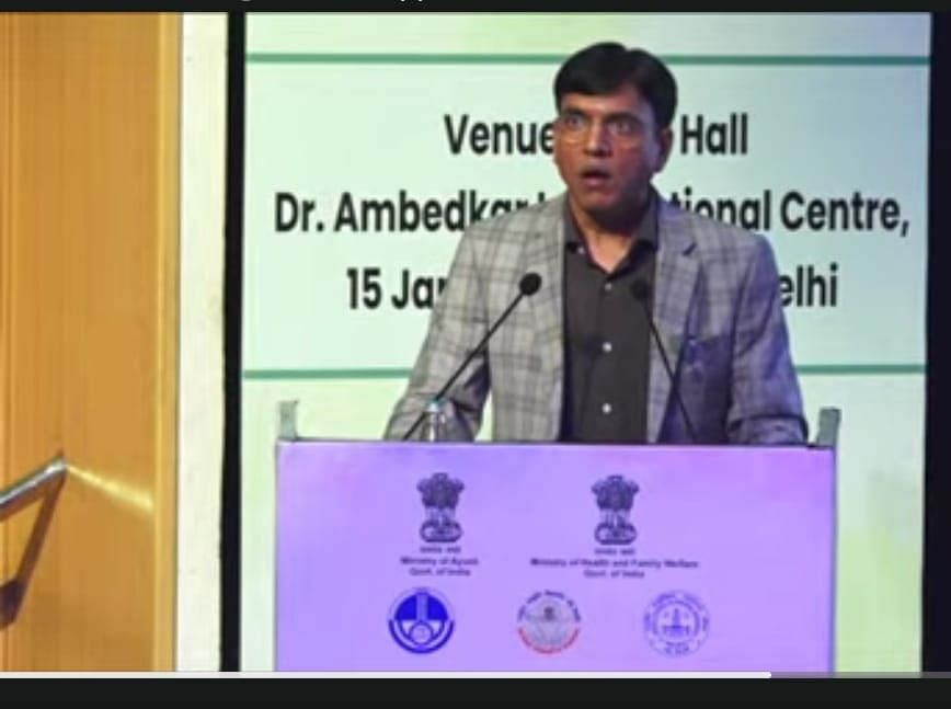 एलोपैथिक और आयुर्वेदिक चिकित्सा पद्धति एक मंच पर आकर जन कल्याण के लिए काम करें: डा. मांडविया