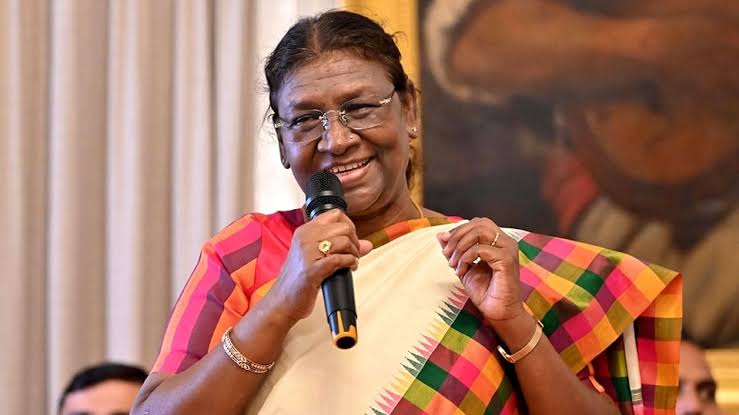 राष्ट्रपति आज वायुसेना स्टेशन हिंडन का दौरा करेंगी, स्क्वाड्रन को प्रेसिडेंट्स स्टैंडर्ड और कलर्स प्रदान करेंगी