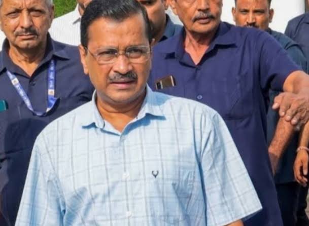 केजरीवाल की गिरफ्तारी के बाद विपक्ष हमलावर, अलोकतांत्रिक कदम की दे रहे दुहाई